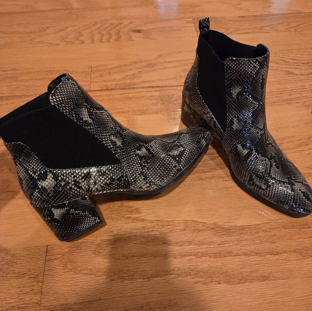 ANNE KLEIN PARSON GRAY SNAKE PRINT ANKLE BOOTS SIZE 9 1/2 Fits Wide Feet